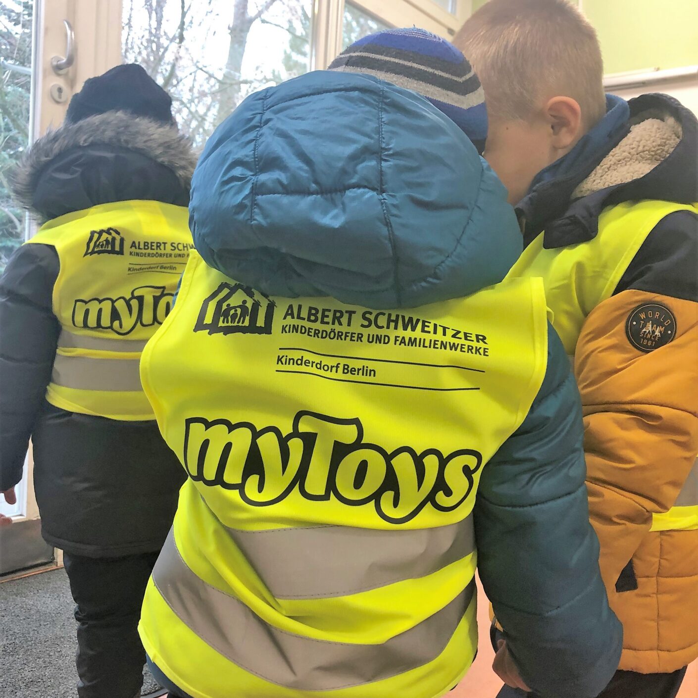 Neue Sicherheitswesten für die Kita Kikiflo